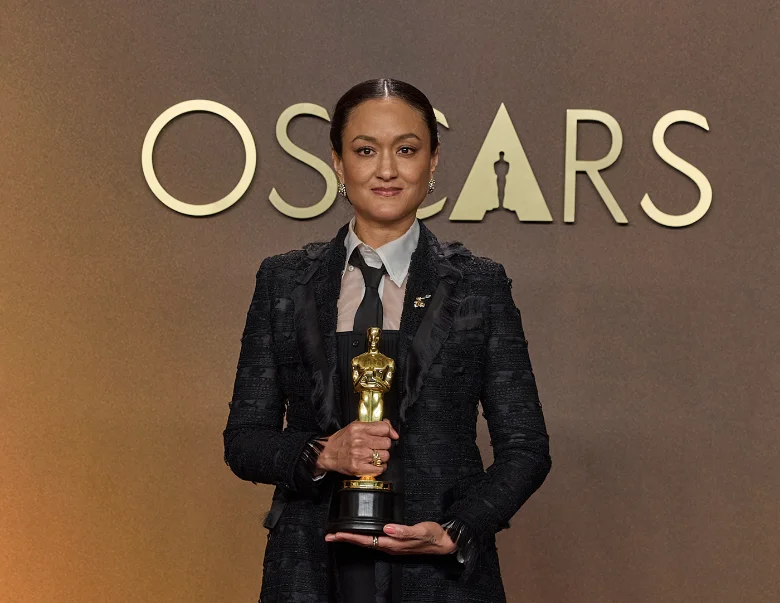 ADA-oscar Autumn Durald Arkapaw poses backstage with the Oscar® for Best Cinematography for SINNERS at the 98th Academy Awards®. Etienne Laurent / The Academy