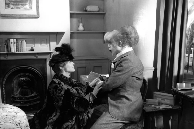 Spotlight-0626-9-Pressbook Mrs. Kendal (Anne Bancroft) and John Merrick (John Hurt) in THE ELEPHANT MAN. Source: Screengrab from film.