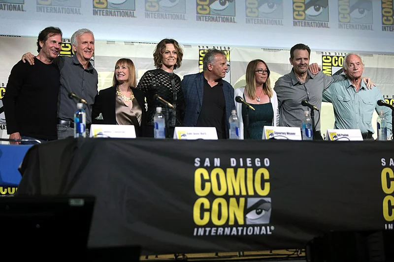 Spotlight-InFocus-Jul26-2 Bill Paxton, James Cameron, Gale Anne Hurd, Sigourney Weaver, Paul Reiser, Carrie Henn, Michael Biehn and Lance Henriksen speaking at the 2016 San Diego Comic Con International, for "ALIENS: 30th Anniversary", at the San Diego Convention Center in San Diego, California. Photo: Gage Skidmore/Wikimedia Commons.