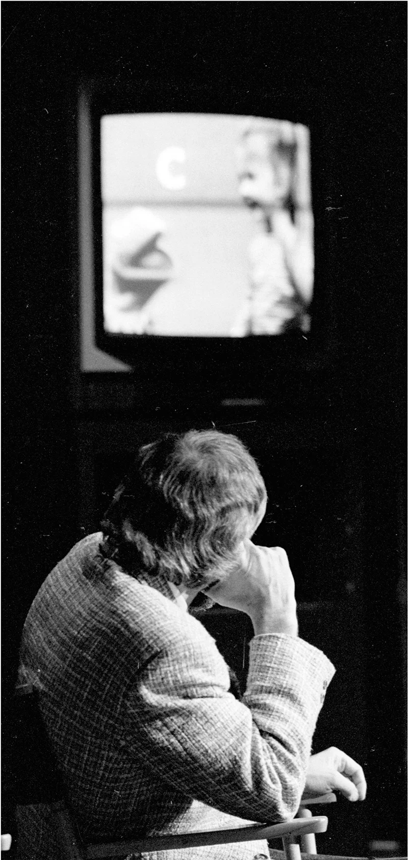 AFI26 Spotlight-InFocus pages-5 Jim Henson watching SESAME STREET during an AFI seminar in 1986. Photo: AFI Archive.