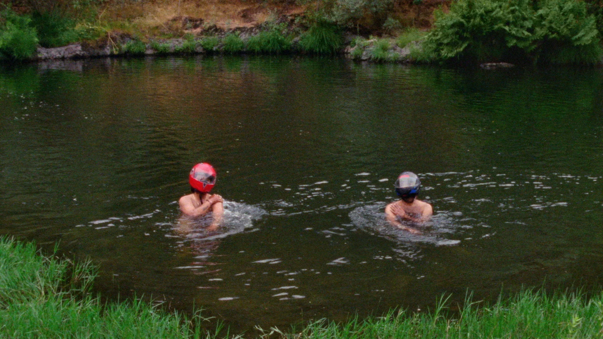 A FEW THINGS HAPPENING BY A RIVER (ALGUMAS COISAS QUE ACONTECEM AO LADO DE UM RIO)